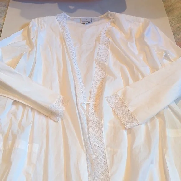 Yves Delorme Paris White Bathrobe Pockets Cottage core Prairie - Picture 13 of 14